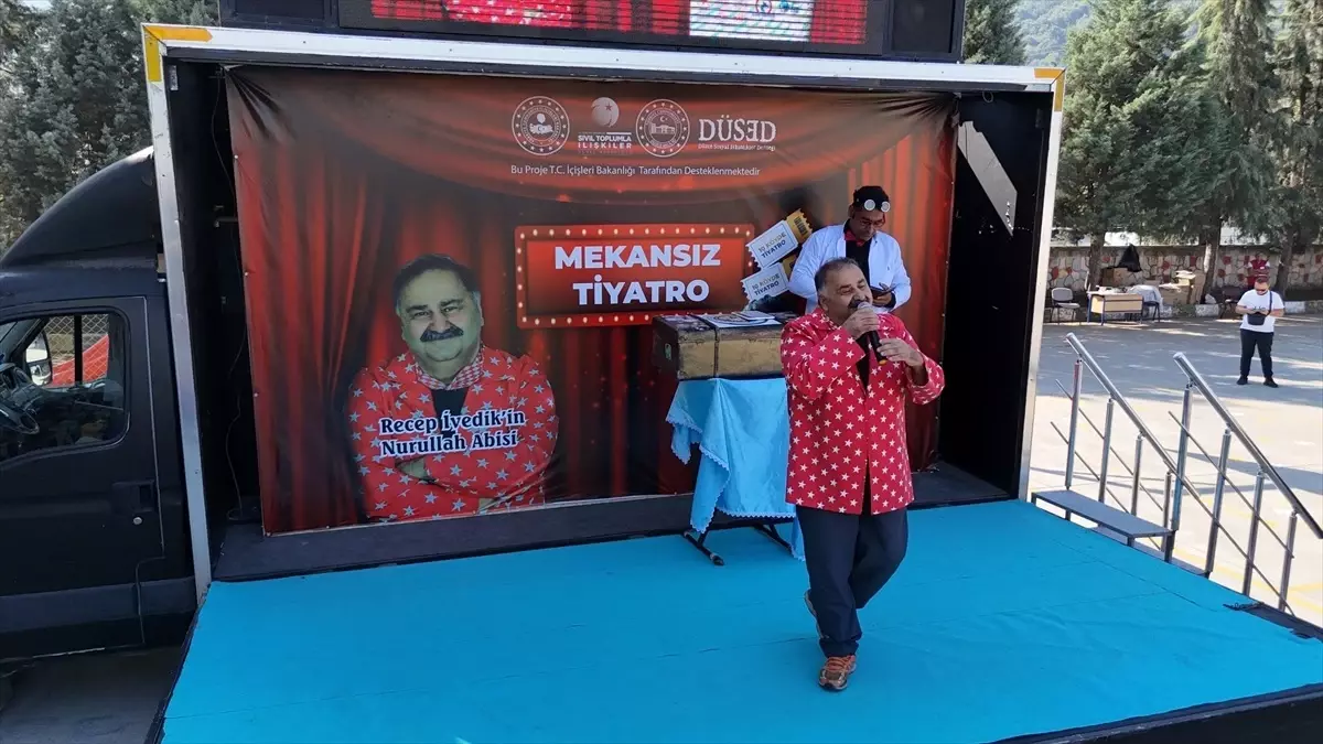 Düzce’de Köy Okullarında Tiyatro Keyfi