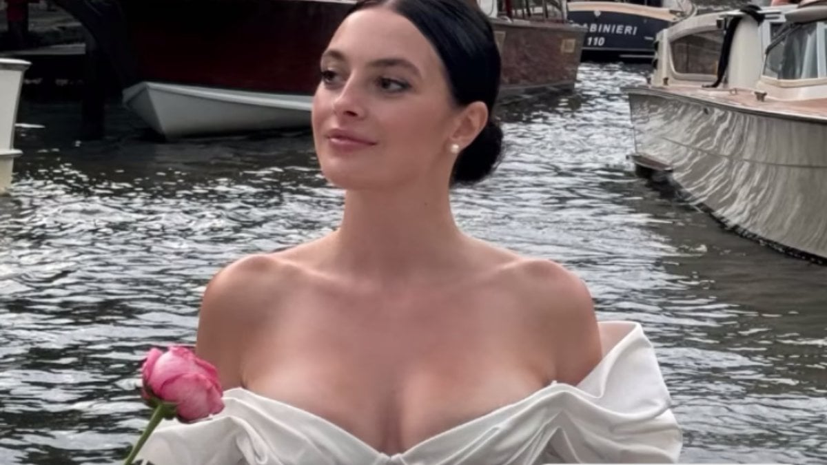 Oyuncu Melis Sezen Venedik Film Festivali’nde! Salih Bademci eşlik etti