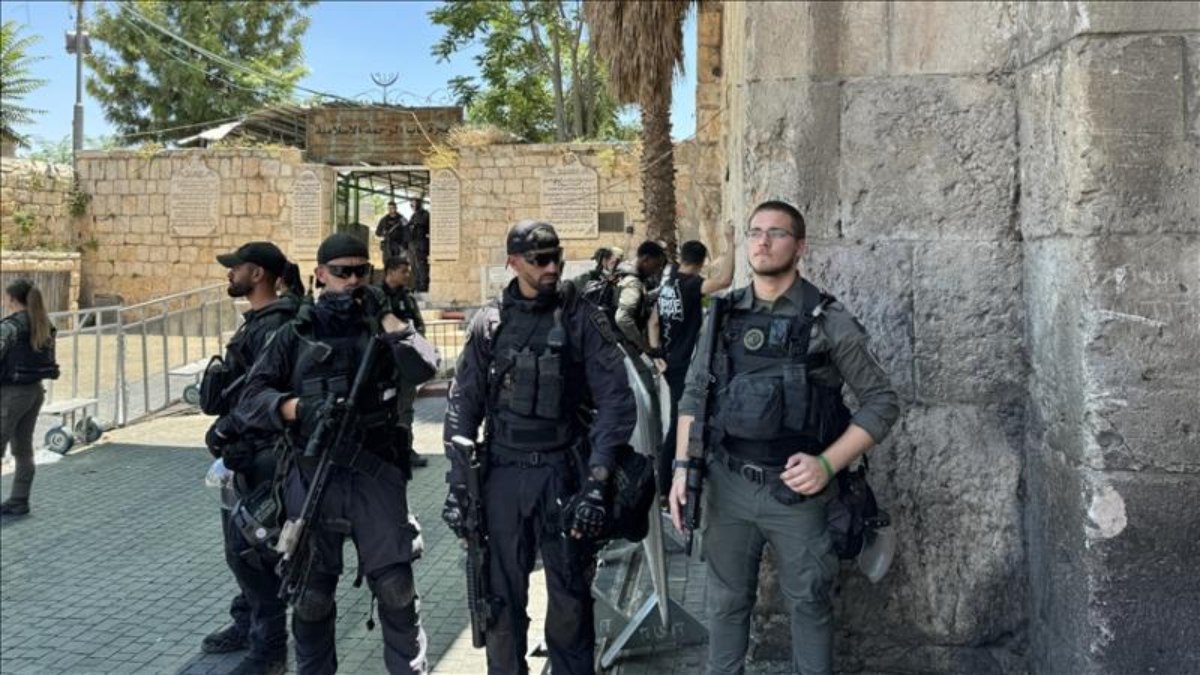 İsrail askerleri Mescid-i Aksa’da cuma namazını engelledi