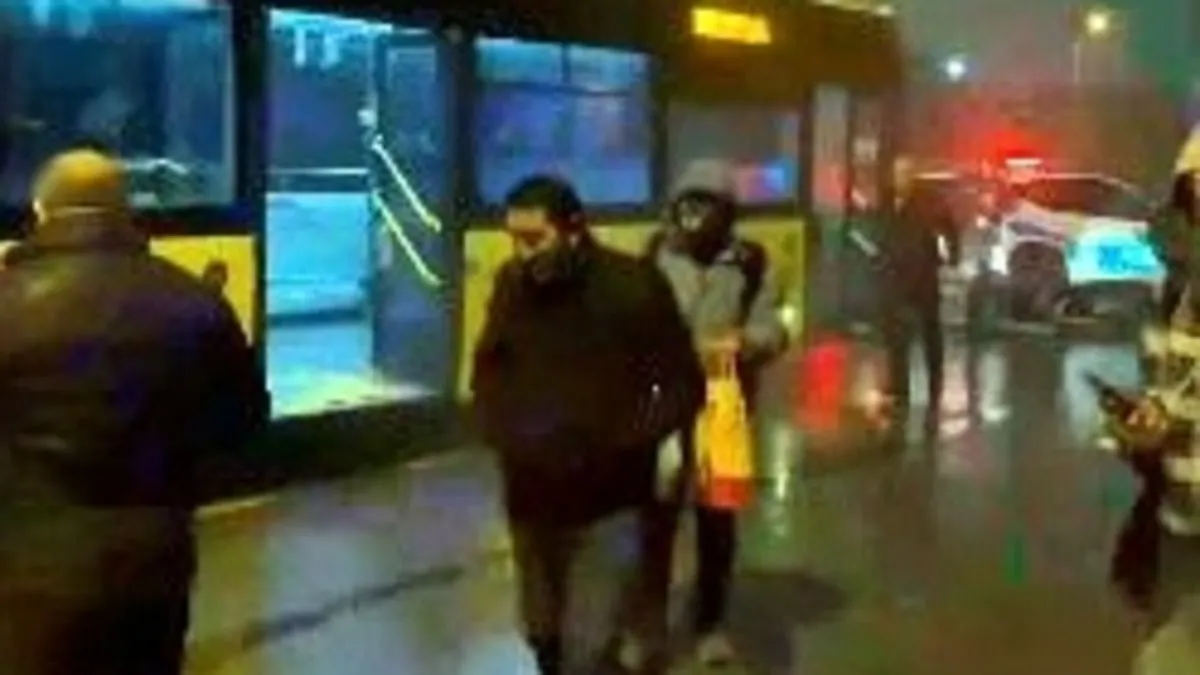 İETT otobüsünden yükselen dumanlar paniğe neden oldu