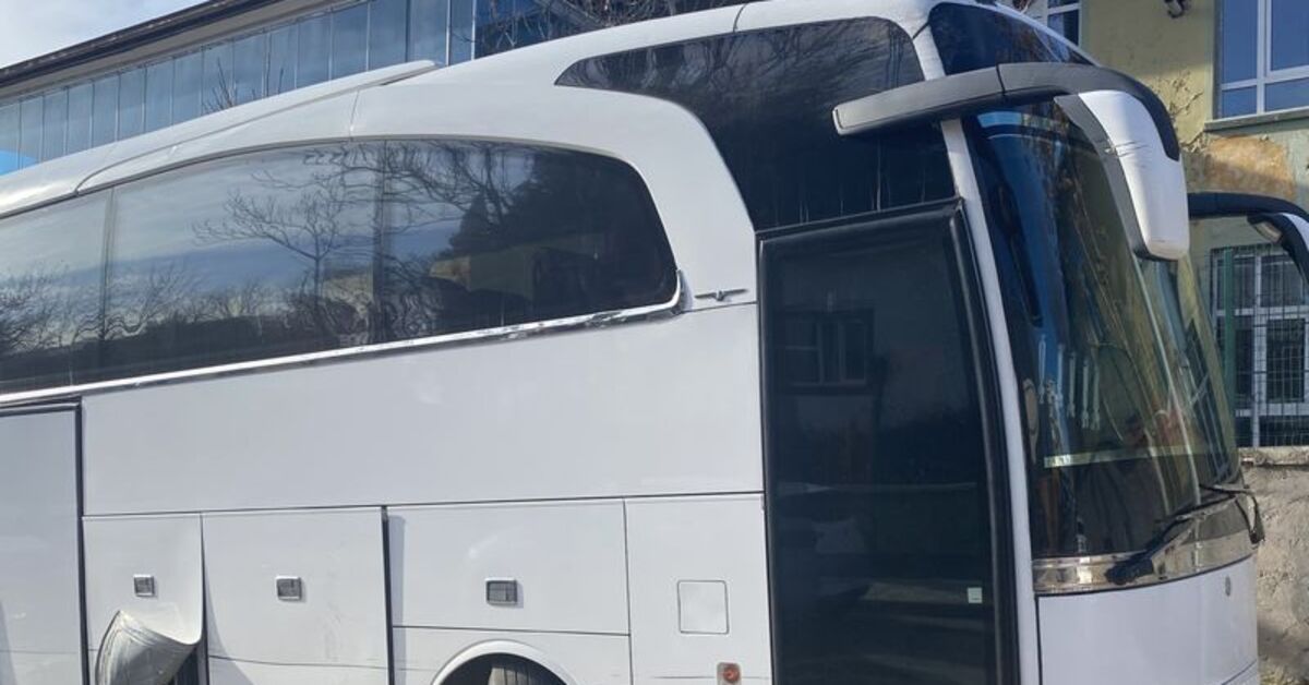 Kaçırdığı otobüsle park halindeki araçlara zarar verdi; yakalandı