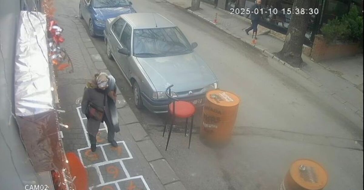 Kaldırıma seksek oyunu çizdi, renkli görüntüler oluştu