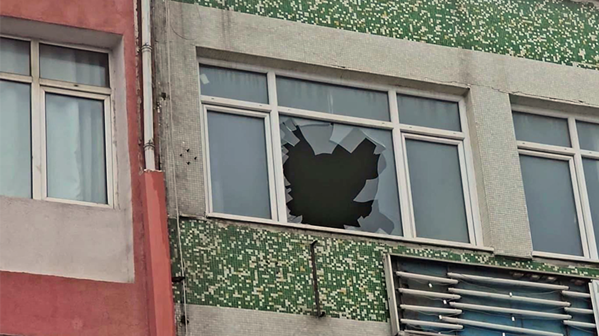 Arkadaşlarını dövüp camdan attılar!