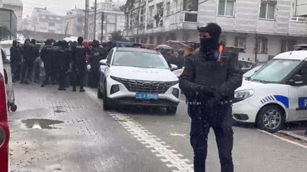 İstanbul’da korkunç olay! 3 çocuğunun gözü önünde eşini öldürdü