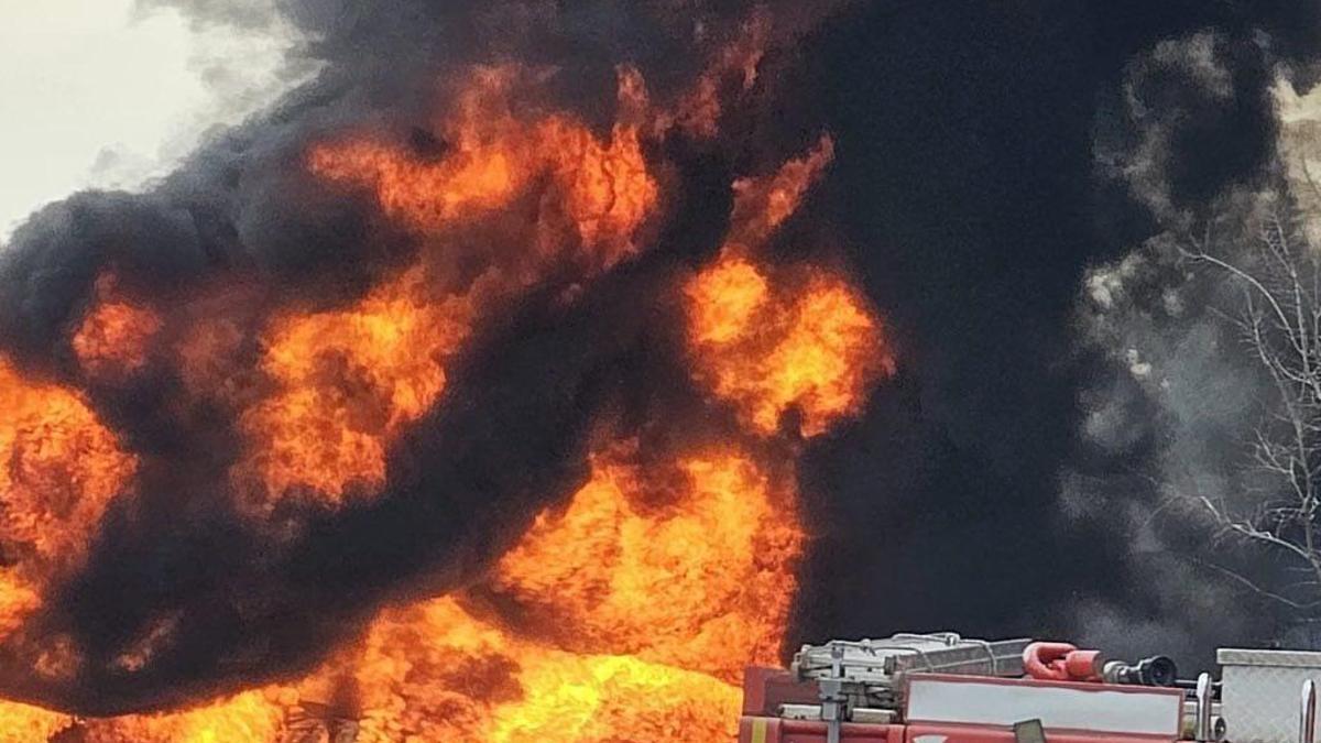 Otoyolda devrilen tanker alev alev yandı