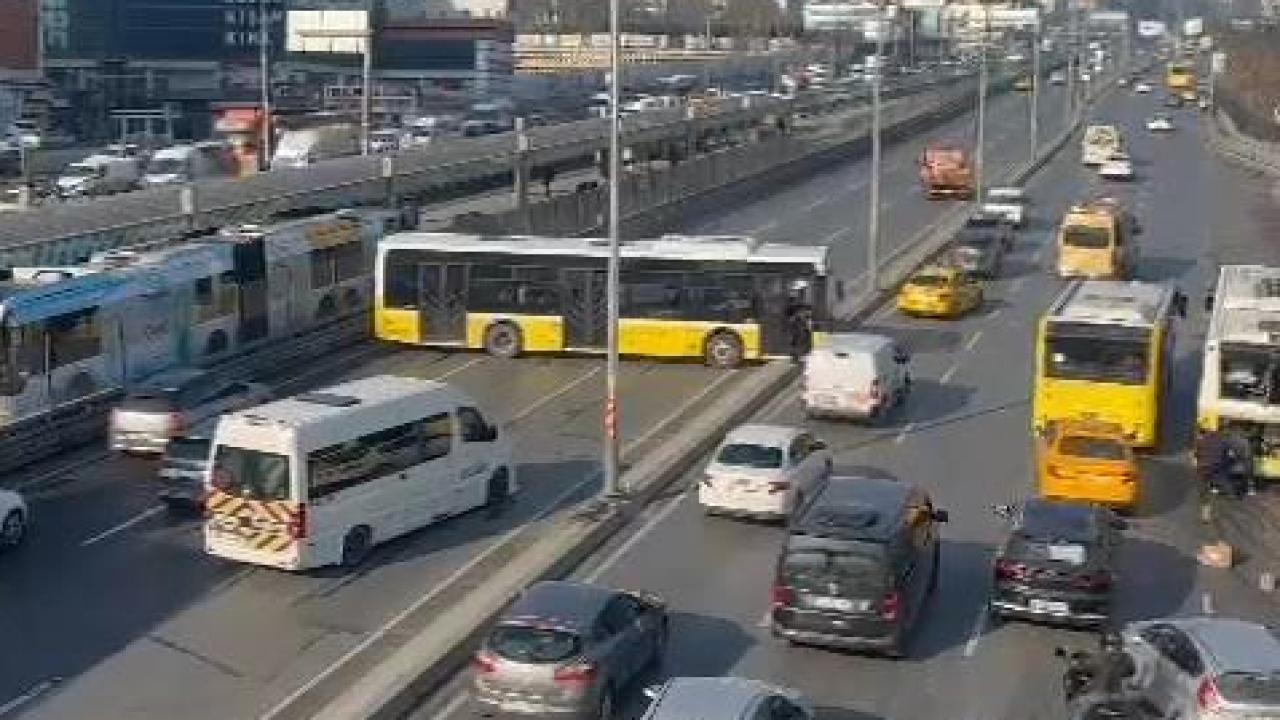 İETT otobüsü kaza yaptı, yol trafiğe kapandı