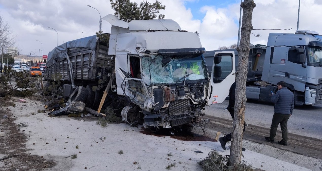 Kütahya’da feci kaza! tır ve panelvan birbirine girdi: 1 ölü, 2 yaralı